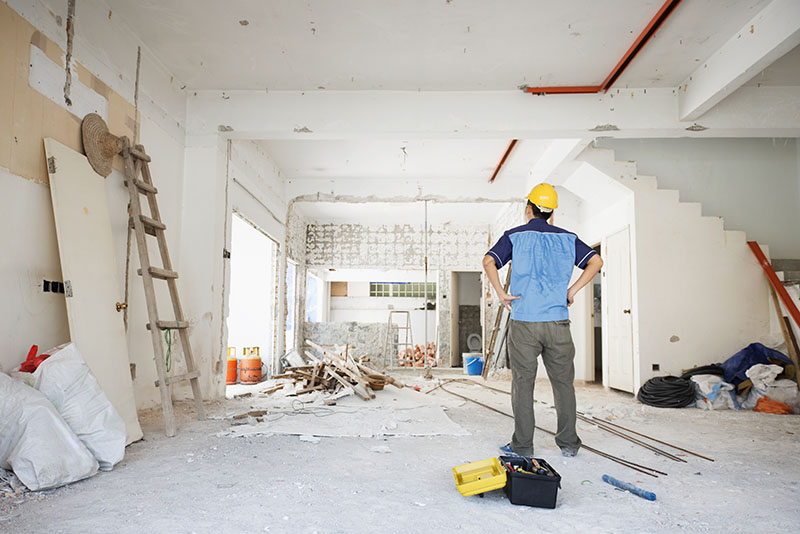 Quelles aides financières pour cette prestation ? Se lancer dans des travaux de rénovation d’intérieur dans une maison représente un budget conséquent. Ils constituent pourtant la meilleure opportunité de réduire l’empreinte écologique de votre logement. Pour simplifier votre démarche, de nombreuses aides financières à la rénovation ont été mises en place par l’État et les collectivités locales. Sous conditions de revenus et de performances thermiques obtenues grâce aux travaux, vous pouvez bénéficier d’aides directes, de crédits d’impôts, d’un éco-prêt à taux zéro ou encore de la TVA à 5,5%. Prenez-les en compte au moment de négocier le devis des travaux de rénovation de l’intérieur de votre maison.